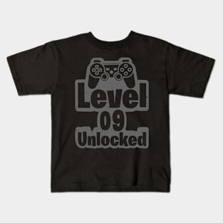 LEVEL 9 UNLOCKED Birthday 9 Year Old Gamer Vintage Kids T-Shirt